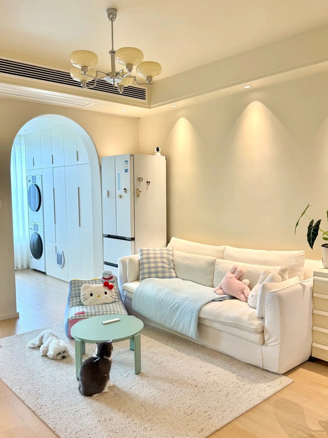 27岁，拥有52平两室一厅的小家。